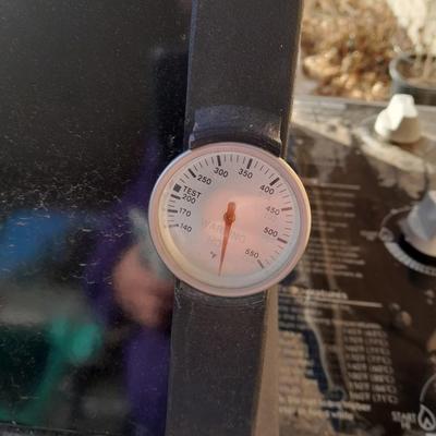 Weber propane grill with 2 propane bottles