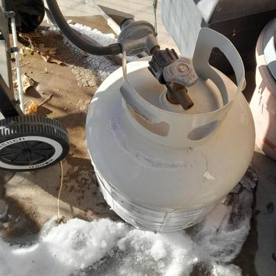 Weber propane grill with 2 propane bottles