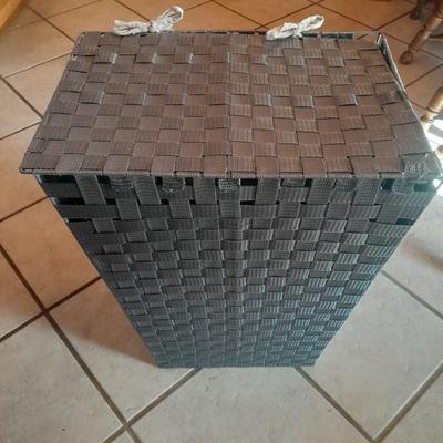 Woven laundry hamper with inside lining bag