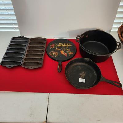 Lot of 5 Vintage Wagner Ware Cast Iron Pot, Pan Griddle Cornbread molds