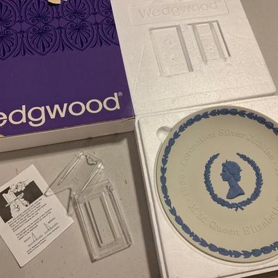 Wedgwood Jasperware Queen Elizabeth Plate in box w paperwork and stand
