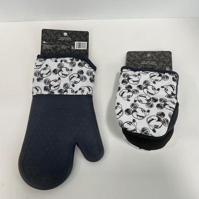 -144- KITCHEN | Mickey Mouse Tray & Oven Mitts