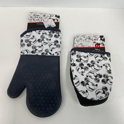 -144- KITCHEN | Mickey Mouse Tray & Oven Mitts