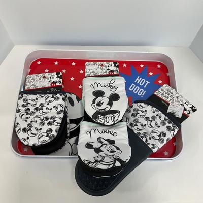 -144- KITCHEN | Mickey Mouse Tray & Oven Mitts