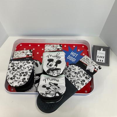 -144- KITCHEN | Mickey Mouse Tray & Oven Mitts