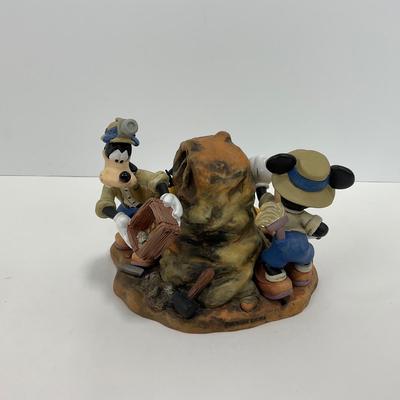 -166- CLOCK | Animal Kingdom â€œBig Dig In The Boneyardâ€ Clock Figure