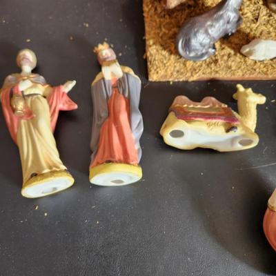 13 pc Porcelain Nativity w Stable