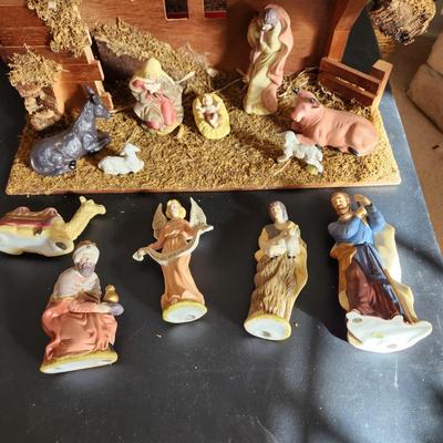 13 pc Porcelain Nativity w Stable