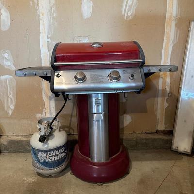 NICE PROPANE GRILL WITH DROP DOWN SIDES AND TANK
