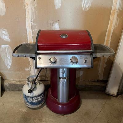 NICE PROPANE GRILL WITH DROP DOWN SIDES AND TANK