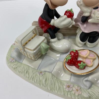 -183- LENOX | Vintage Disney â€œRecipe For Romanceâ€ Figure