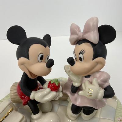 -183- LENOX | Vintage Disney â€œRecipe For Romanceâ€ Figure