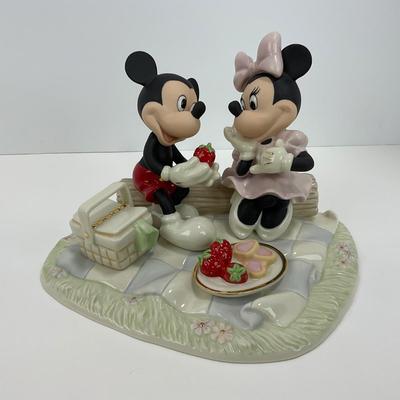 -183- LENOX | Vintage Disney â€œRecipe For Romanceâ€ Figure