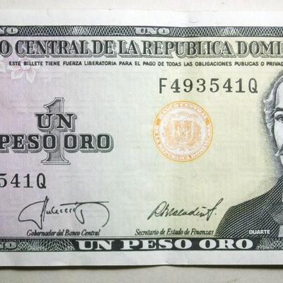 (6) 1987 One Peso DOMINICAN REPUBLIC and (2) 1967 One Peso Mexican Banknotes