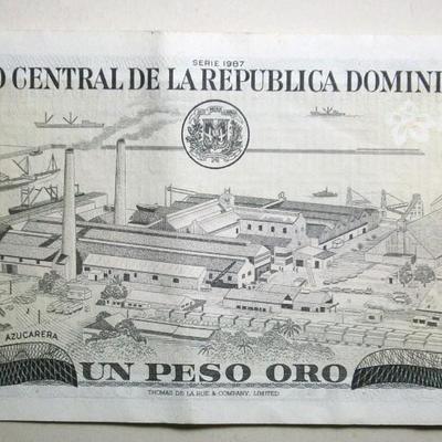 (6) 1987 One Peso DOMINICAN REPUBLIC and (2) 1967 One Peso Mexican Banknotes