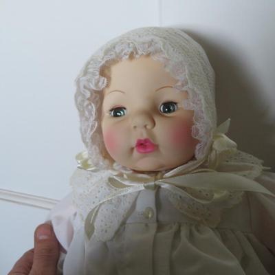 MADAME ALEXANDER VINYL DOLL VICTORIA VINTAGE