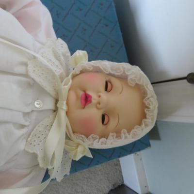 MADAME ALEXANDER VINYL DOLL VICTORIA VINTAGE