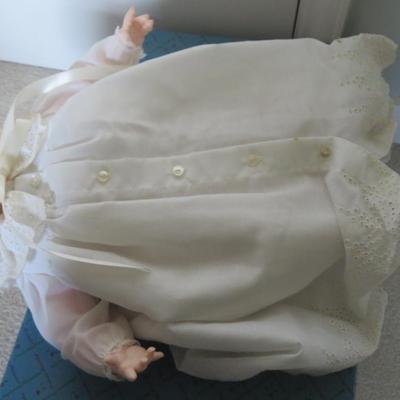 MADAME ALEXANDER VINYL DOLL VICTORIA VINTAGE