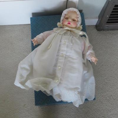 MADAME ALEXANDER VINYL DOLL VICTORIA VINTAGE