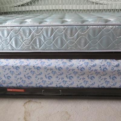 White Twin Size Wicker Day Bed w/ Trundle GREAT CONDITION â€˜COMES W/ MATTRESSES!â€™ See Pictures