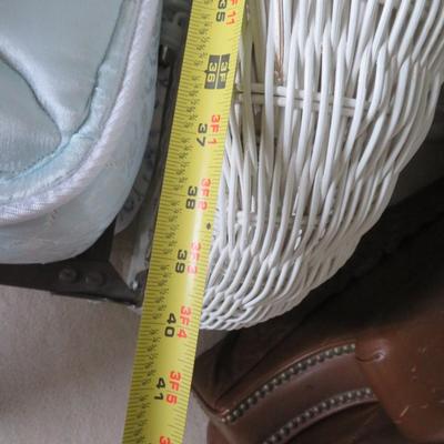 White Twin Size Wicker Day Bed w/ Trundle GREAT CONDITION â€˜COMES W/ MATTRESSES!â€™ See Pictures