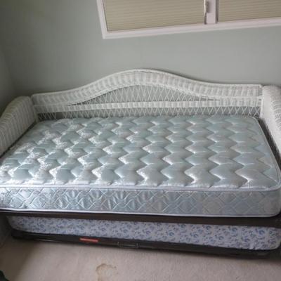White Twin Size Wicker Day Bed w/ Trundle GREAT CONDITION â€˜COMES W/ MATTRESSES!â€™ See Pictures