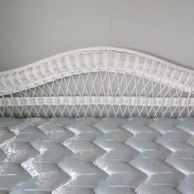 White Twin Size Wicker Day Bed w/ Trundle GREAT CONDITION â€˜COMES W/ MATTRESSES!â€™ See Pictures