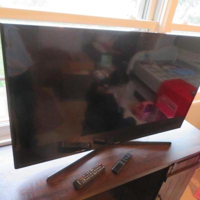 SAMSUNG 40 INCH LED FLAT SCREEN TV MODEL UN 43J5200 A F WITH REMOTE