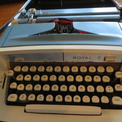 1970s Royal Sabre Portable Typewriter BLUE Working with Hard Case