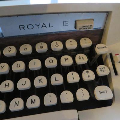 1970s Royal Sabre Portable Typewriter BLUE Working with Hard Case