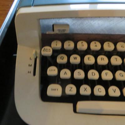 1970s Royal Sabre Portable Typewriter BLUE Working with Hard Case