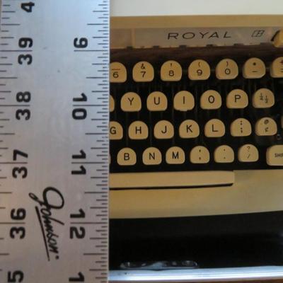 1970s Royal Sabre Portable Typewriter BLUE Working with Hard Case