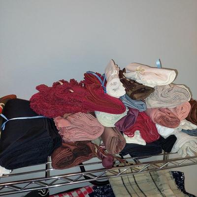 Tablecloths, runners & napkin lot