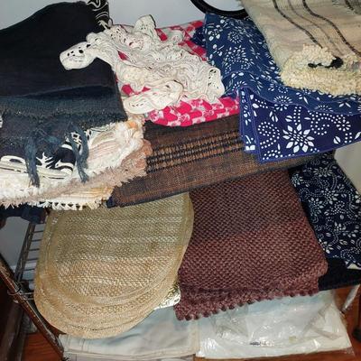 Tablecloths, runners & napkin lot