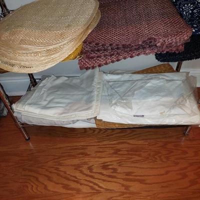 Tablecloths, runners & napkin lot