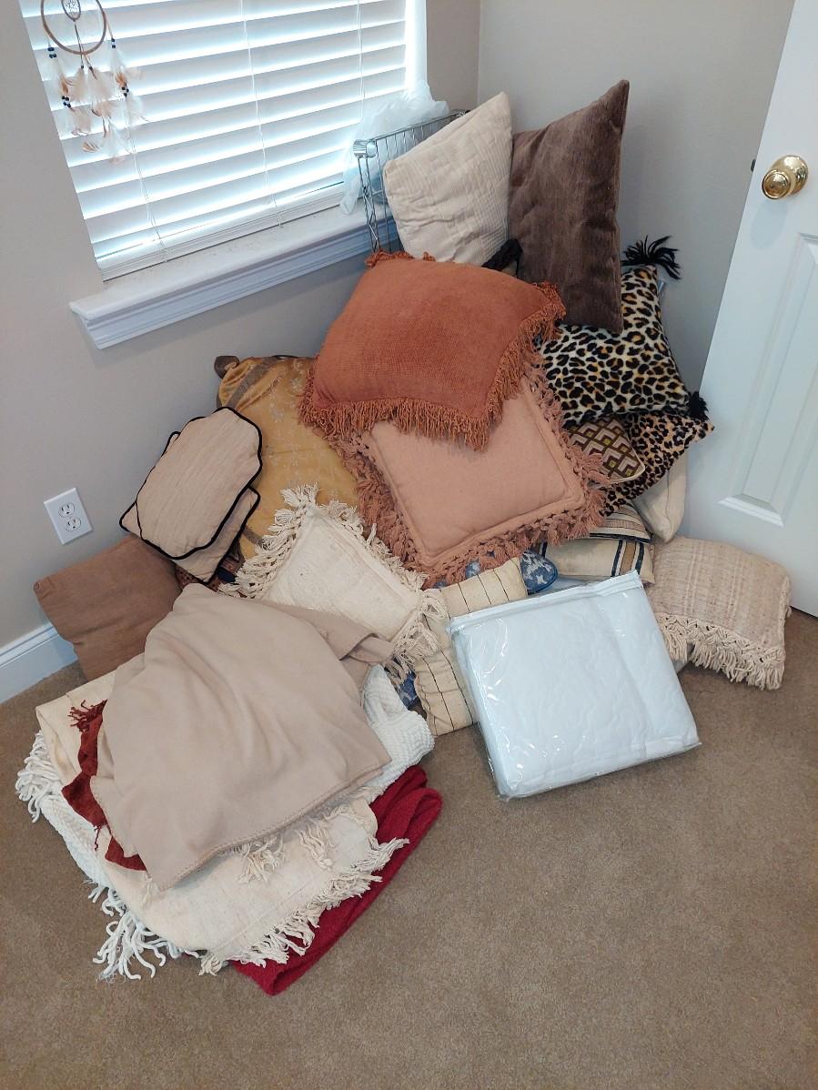 Pillows and blankets lot | EstateSales.org