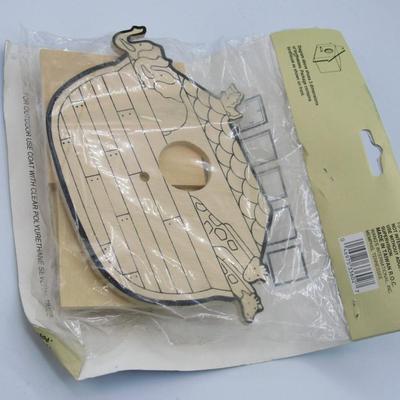 Unopened Wooden Novelty Facade Birdhouse Craft Kit Retro Michaels Model