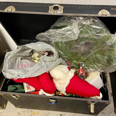Holiday decoration lot with trunk