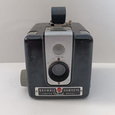 LOT 9L: Vintage Kodak Brownie 8mm Movie Camera, Hawkeye Flash Model Camera, Kodalite Flasholder & More