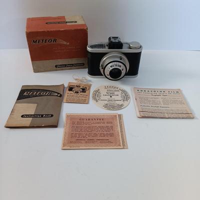 LOT 10L: Vintage Meteor Universal Camera, Yashica-D Film Camera, 2 Polaroid Land Cameras & More