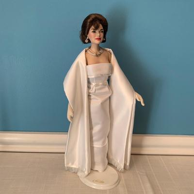 LOT 20L: Franklin Mint Jacqueline & John F Kennedy Bride & Groom Porcelain Dolls, Jacqueline Kennedy in White Satin Dress, Danbury Mint...