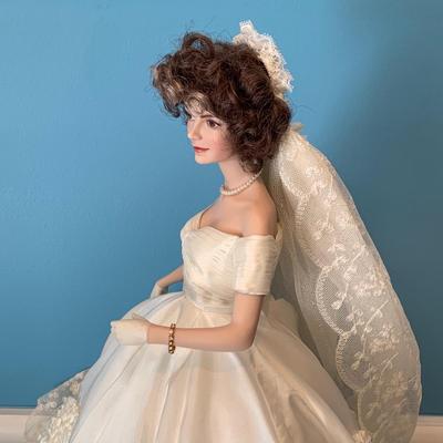 LOT 20L: Franklin Mint Jacqueline & John F Kennedy Bride & Groom Porcelain Dolls, Jacqueline Kennedy in White Satin Dress, Danbury Mint...