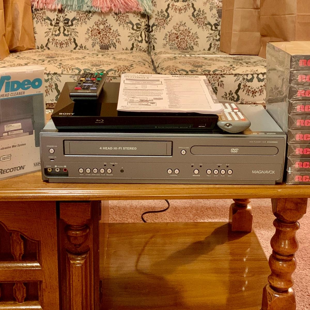 LOT206 Magnavox VHS /DVD Player Model DV225MG9 A and Sony BluRay/DVD