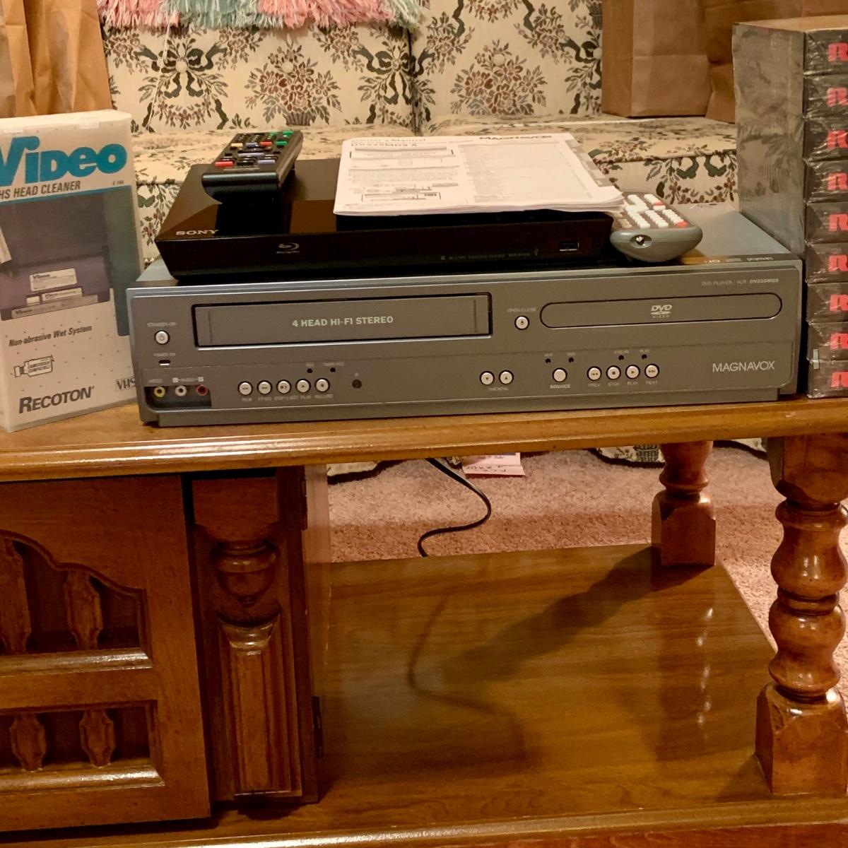 LOT206 Magnavox VHS /DVD Player Model DV225MG9 A and Sony BluRay/DVD