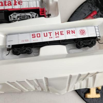 Bachman Ho Scale Santa Fe Train set w Track Accessories