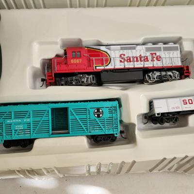 Bachman Ho Scale Santa Fe Train set w Track Accessories