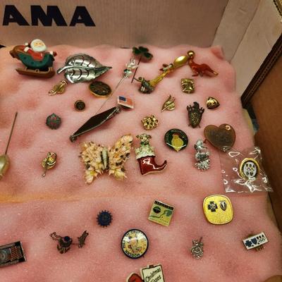 Big lot of vintage pins