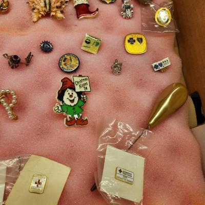 Big lot of vintage pins