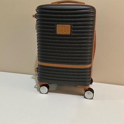 IT ~ Easy Roll Carry On ~ NWT