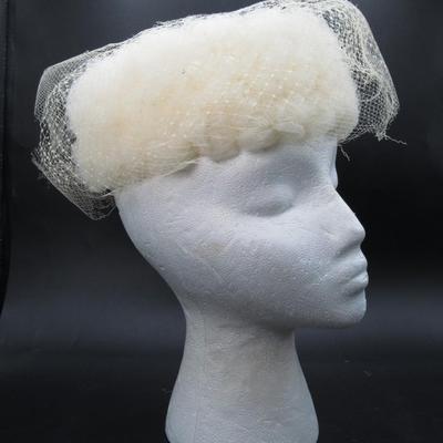 Vintage women's Hat / Fascinator cream with lace